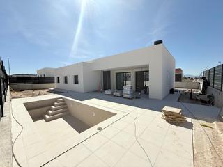 Chalet à Calle buen saber los olivos 18. Tu nuevo hogar de ensueño chalets exclusivos con piscina privada