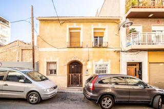 Casa a Sagrado Corazón. Estupenda casa de dos plantas en molina de segura