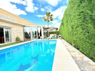 Chalet in Calle sierra de salinas 4. Chalet independiente con piscina y 5 dormitorios en la alcayna