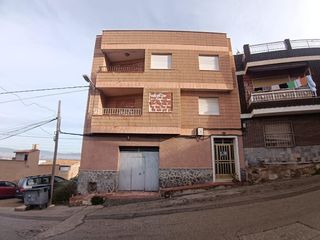 Gebäude in Calle miravete 39. Edificio de tres plantas en torreaguera