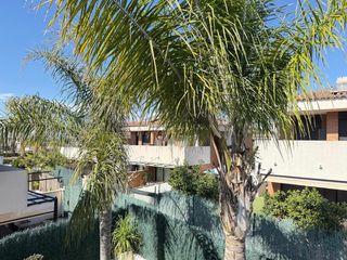 Casa aparellada a La Quinta. Magnífico pareado en la quinta con terraza acristalada y jardín