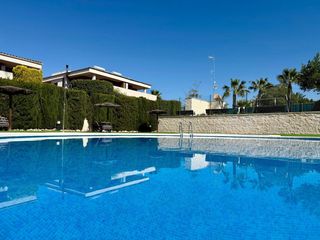 Maison jumelée à La Quinta. Magnífico pareado en la quinta con terraza acristalada y jardín