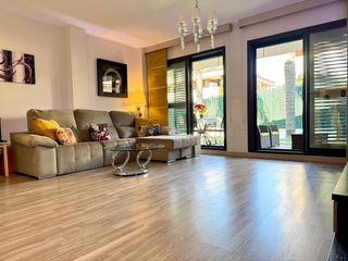 Towny house in La Quinta. Magnífico pareado en la quinta con terraza acristalada y jardín