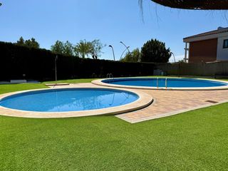 Casa aparellada a La Quinta. Magnífico pareado en la quinta con terraza acristalada y jardín