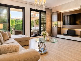 Casa aparellada a La Quinta. Pareado con jardín privado, terraza acristalada y piscina en la