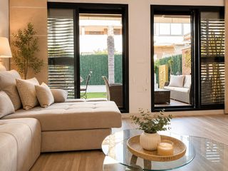Casa aparellada a La Quinta. Pareado con jardín privado, terraza acristalada y piscina en la