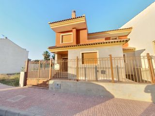 Chalet in Calle de caravaca 76. Chalet con piscina en la urbanización la tejera