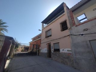 Maison  Pullas, las. Casa de dos plantas en las pullas