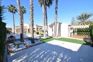 Chalet in Los Balcones-Los Altos. Chalet independiente en torrevieja 5 dormitorios, piscina, cerca