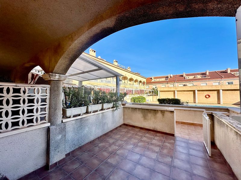 Foto fde18b19-643a-4a6a-9323-953b08609b0c. Casa adossada amb xemeneia aparcament piscina a Monte y Mar Santa Pola