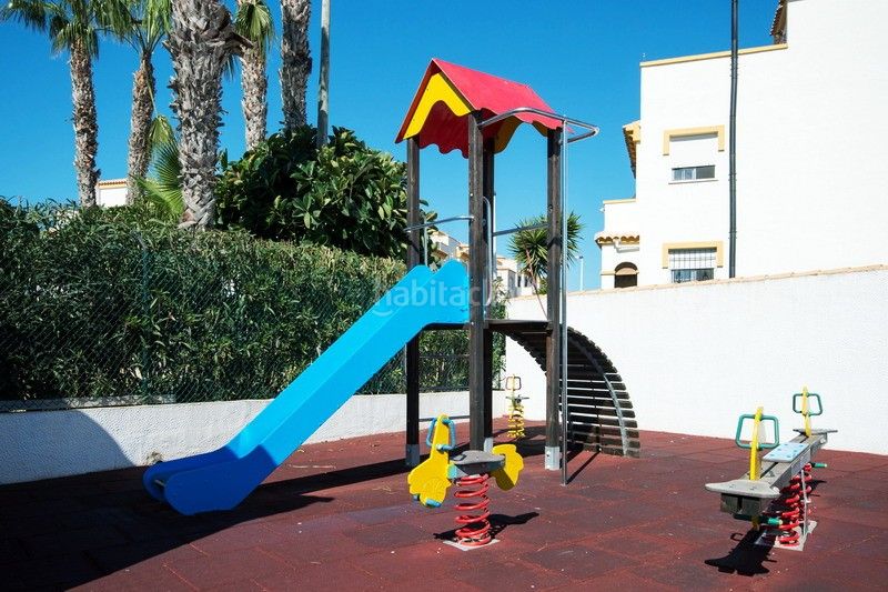 Foto ea0534e4-ed85-45c0-8f37-cc4b9194bc16. Semi detached house in avinguda d'escandinàvia 23 in Santa Pola