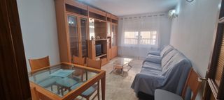 Rent Flat in Carrer 1º de maig 35. Muy buen piso pegado a la universidad,3 dormitorios dos baños,lu
