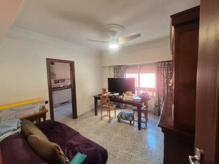 Pis a Torrefiel. Buen piso en torrefiel,85 m2, 3 dormitorios,1 año y 1 aseo,semir