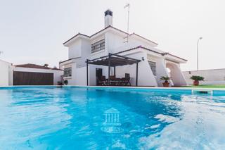 Chalet en Valdelagrana. Chalet independiente en la zona de valdelagrana muy cerca de la