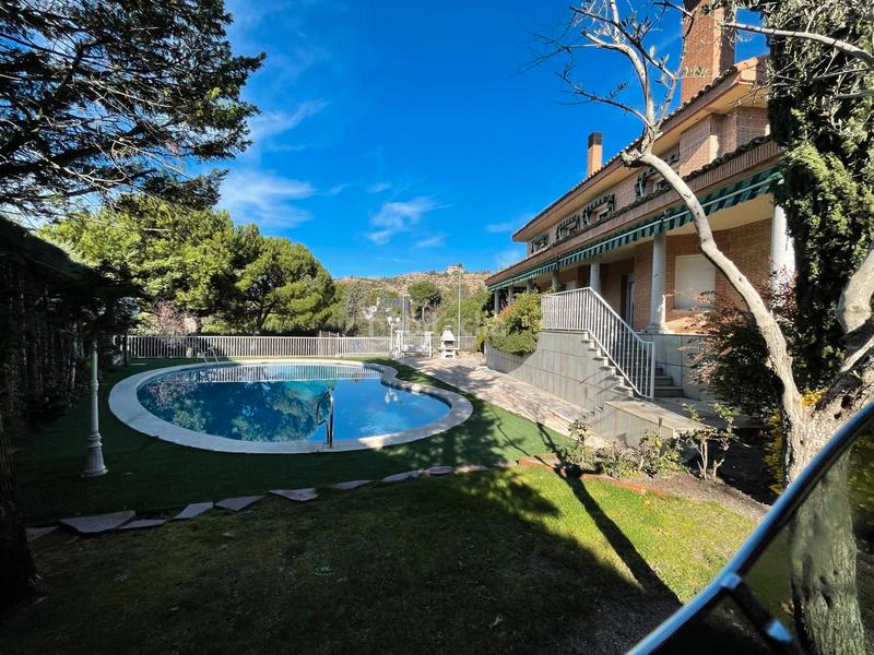 Foto 100a3b7b-49f9-4d9b-b33e-b6b3359fccf6. Casa amb xemeneia calefacció aparcament piscina a Torrelodones