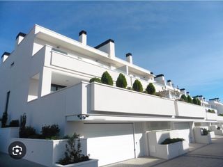 Casa adossada  Calle de la comunidad de madrid 49. Impresionante chalet pareado en boadilla del monte