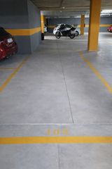 Alquiler Parking coche en Plaça del celler 8. Plazas moto disponibles