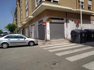 Lloguer Local Comercial a Ausias March. Local a dos calles