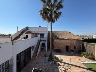 Bauernhof in Meliana. Espectaculares casas de huerta  con dos estilos  diferentes , un