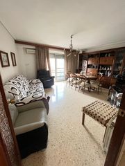 Flat in Meliana. Amplia vivienda en avenida principal de meliana con 2 plazas de