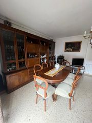 Pis a Meliana. Amplia vivienda en avenida principal de meliana con 2 plazas de