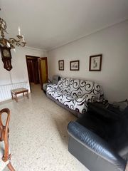 Etagenwohnung in Meliana. Amplia vivienda en avenida principal de meliana con 2 plazas de