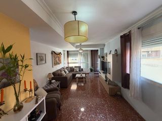 Flat in Ausias March. Bonita vivienda de 3 dormitorios y dos baños en zona ausias marc