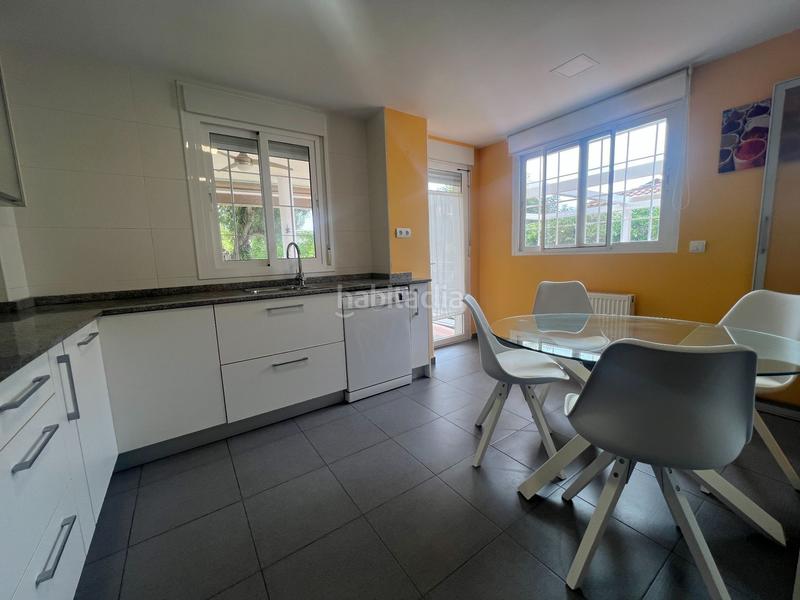Foto 3eed6bd2-7c4d-40de-bb2f-3aae7e99803c. Casa amplio chalet pareado con piscina privada en la almajada a pocos minutos de la playa san juan. en Mutxamel