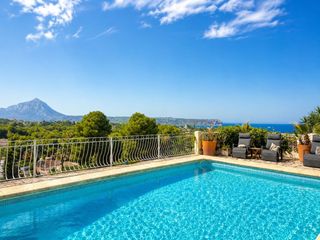 House  Troncalos. Maravillosa villa con preciosas vistas al mar y montaña en javea
