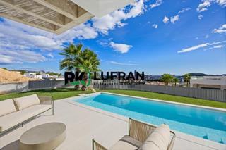 Chalet en Golf Baha. Villa de lujo a la venta en sierra cortina  finestrat