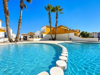 Reihenhaus in Almoradí. Chalet adosado con gran piscina comunitaria en almoradí, alicant