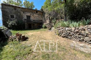 Masia a Carrer nou 9. Masia rústica en queixans