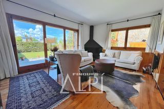 Casa aparellada  Carrer de puigllançada 128. Casa pareada con parcela privada en el pla