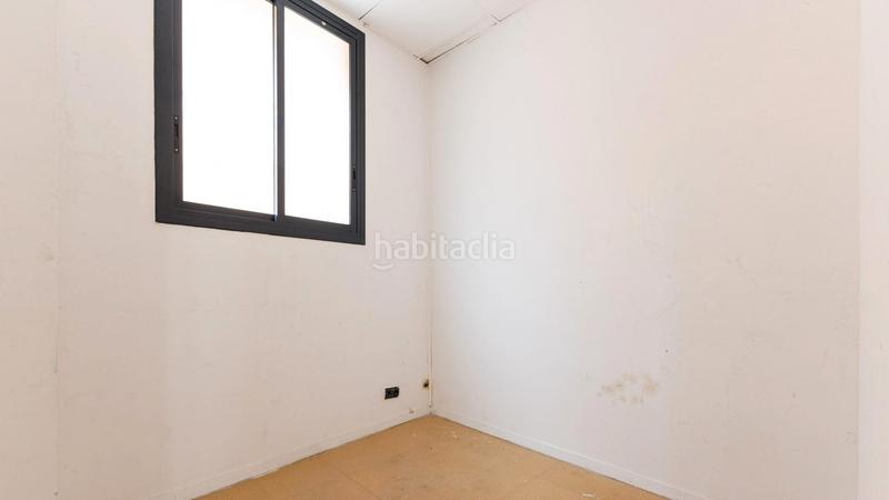 Foto 24255d0d-d9b3-4a54-b2ec-444d6b4f09fe. Alquiler local comercial amplio local en dos plantas en Barcelona