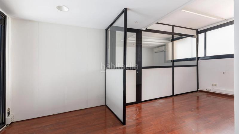 Foto 48c3d6b2-8c0f-40c3-a935-a269b031a52f. Alquiler local comercial amplio local en dos plantas en Barcelona