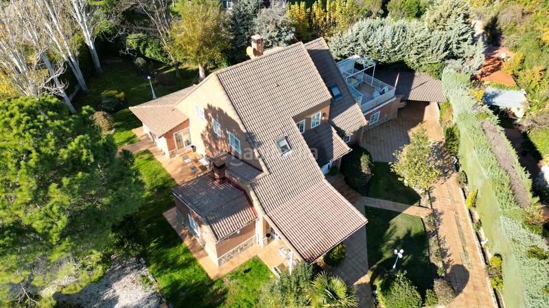 Foto 13fa800d-9c57-4008-bbd1-568c4dd87efe. Chalet con camino riscaldamento parcheggio piscina in Rozas de Madrid (Las)