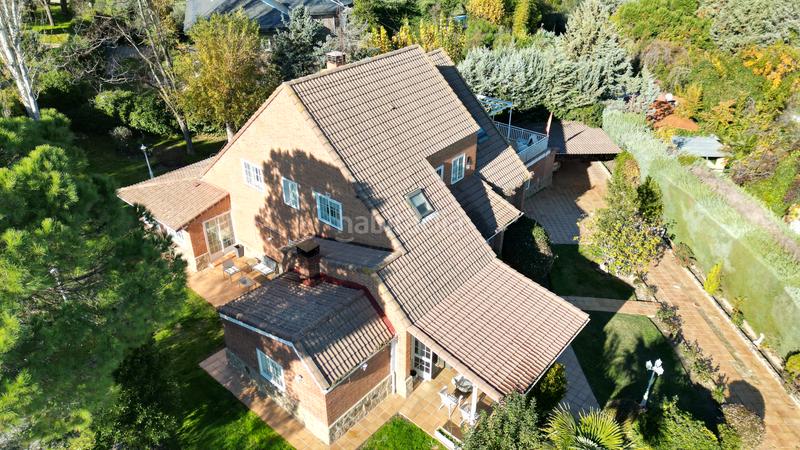 Foto ce923cf0-f79e-4fe5-b2c1-1db098f7e8fb. Chalet con camino riscaldamento parcheggio piscina in Rozas de Madrid (Las)