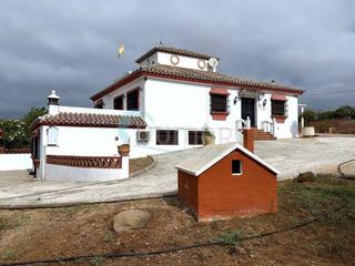 Xalet en San Pedro de Alcntara Pueblo. Villa independiente con 3.000 m, piscina y garaje 68 coches  san
