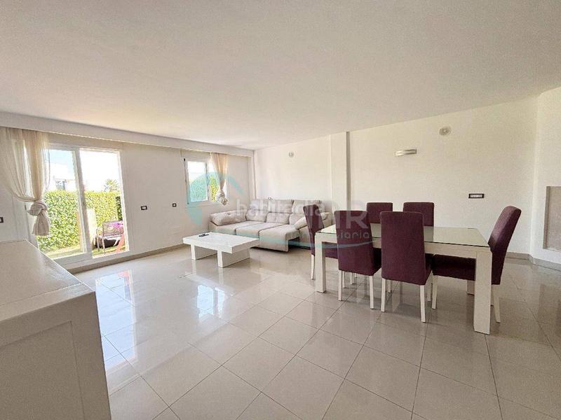 Foto e6372134-e356-4e7d-9963-300462343646. Chalet  adosado en urbanización privada entre san pedro y en Estepona