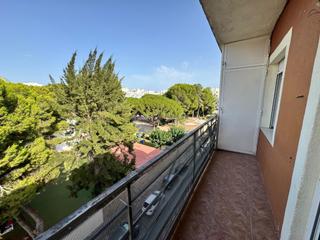 Piso  N/a. Piso exterior con balcn en finca de los aos 60  con gran poten