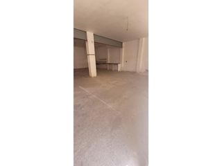 Geschäftsraum  Calle ramon y cajal. Local comercial en bellcaire durgell  un espacio con múltiples p