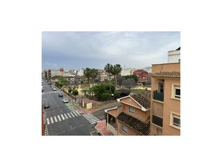 Flat  Calle ramon y cajal. Piso exterior de 3 dormitorios con ascensor y trastero en el cen