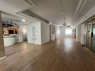 Miete Geschäftsraum  Via del mil·lenari. Local comercial de alquiler con terraza y encanto romántico