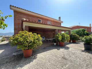 Apartment in Can Rial. Casa unifamiliar a cuatro vientos lista para entrar a vivir!