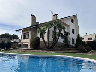 Xalet  Figueres. Casa con alma, de madera y piedra, jardín de 896 m y piscina pri