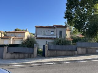 Casa  D'urgell. Amplia casa independiente con gran parcela en collbató
