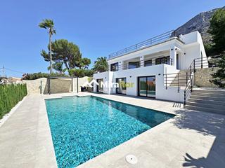 Chalet en El Montgó. Nueva villa con fantásticas vistas panorámicas al mar y al montg