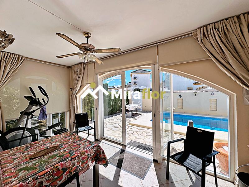 Foto 110a2074-d0f6-4ac9-ac72-88a2c2524317. Chalet avec cheminée parking piscine dans Verger (el)