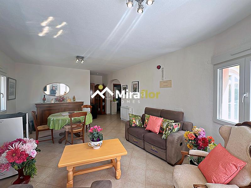 Foto 3f0fd121-f25f-4abd-8a24-9991a7ac79b0. Chalet avec cheminée parking piscine dans Verger (el)