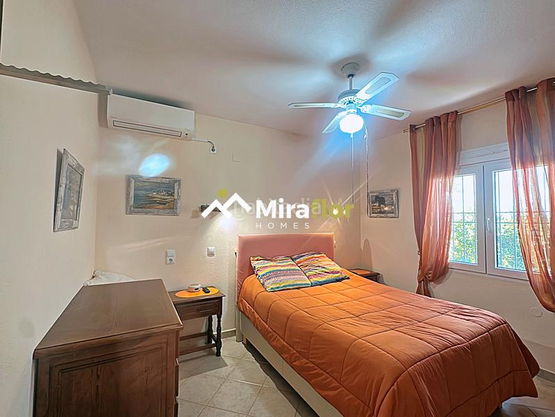 Foto 7685c8c0-6950-4b4b-ba78-3def643edb7d. Chalet avec cheminée parking piscine dans Verger (el)